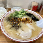 大輪ラーメン - ラーメンニンニクチップ入り＋中ご飯