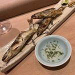 Obune - 鮎が焼き上がりました。手前は蓼酢
