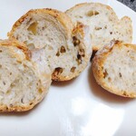 ル パン ドゥ ジョエル・ロブション - 雑穀バケット。一段と香ばしさが香るバケット。