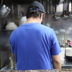 自家製麺 ら～めん かり屋 - 男の背中