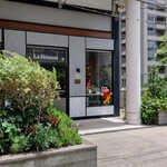 La Brianza - 梅雨の中休み晴れて35℃近い真夏日に暑かった日。だんだん新店舗の準備が始まっているようす垣間見、ますます進化が感じられたり。変化に私が追いつけなくて寂しさ頻り…でも新しい良さ前向きに楽しまなくちゃだ!