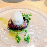 La Brianza - 和歌山県産鰹炭で炙りカルパッチョ柑橘の泡淡雪塩グリンピース甘夏。旬の鰹、ブリアンツァでいただくのがいちばん好きだし美味しい