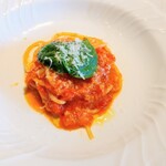 La Brianza - 甘いトマトのスパゲティ。定番にしてブリアンツァのがいちばん好きなスパゲティ。細めのパスタが使われているのも好み。この頃お久しぶりだからということもあり、むしろシンプルなパスタが嬉しかった気もする