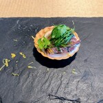 La Brianza - 鯵のタルト仕立て。ひと口でいただくのが名残惜しい美味しさでした(^^)散らされた柚子ピールの香りもいい感じでした
