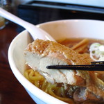ヒコリ - あっさり鶏コク醤油拉麺 700円 鶏チャーシュー