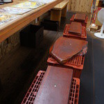 Makanai Shokudou Murachan - カウンターの椅子は､お酒の通い箱です