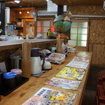 Makanai Shokudou Murachan - メニューいっぱい置いたカウンターですが､意外に落ち着きます､向こうは入り口､入って右はテーブル数席