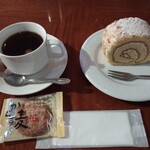 Bakken mo tsuruto - 喫茶室でアマンドロールとコーヒー　クッキーはサービス