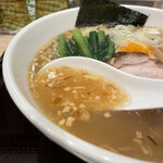 麺や ぱんだ - 動物系と節のWスープにフライドガーリックたっぷり。しっかり味の塩スープ