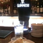 ホワイトラベル - 今日はうどんを食べて休肝日と決めていたのに、店の前で向こうから来た常連さんと鉢合わせ。そしてこの体たらく。