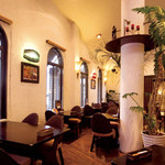 LION CURRY - お洒落な内装の店内。