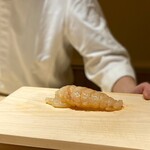 くるますし - これ何でしょう？ 鮨屋ではまず見ない伊勢海老。 これを8人で分けます。 続く・・