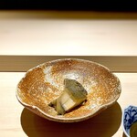 くるますし - アワビ。 材料　アワビ　調味料なし。 アワビの体液のみで６時間低温調理。 我が家にある20種類以上の調味料、、捨てようかな。