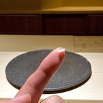 くるますし - 1年前のこの店の投稿でも、僕はメシ1粒の写真を撮ってました。 奇しくも今回同じ写真。 1年前も、今回も、この1粒を心底、愛してしまったようです。 ここのシャリは、現時点で、僕の一番。