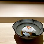 くるますし - ふぐの湯引きと白子の和え物。 １年前の訪問時と同じ料理。 だからこそ、違いがわかるのです。 １年という時間の重さが。 ザクザクと固まった氷を踏み砕いているような食感と棘のある酸味を濃厚な白子が甘く、エロく、くるみます。 この一皿で、本日起きる事件を予感したのでした。