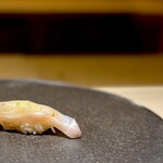 くるますし - シロアマダイ。 今、全国的に流行りつつある白甘鯛ですが、これ、絶句するくらい、これぞ、「キング　オブ 白身」と言える鮨。 いやー、興味なかった白甘鯛、認識変わりました。