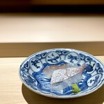 くるますし - タイ。 店一番の自慢は、「鯛」だと。 背と腹。 江戸前では皮は剥きますが、ここの大将、「皮も食べていただきたいです」とのこと。 鮨タネの鯛とはまったく異なる温度管理と熟成。 「鮨とは、酢飯に刺し身をのっけたものではない」を証明するような一皿。 とても、静かに切られているように見えます。