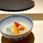 くるますし - 貝寄せ汁。 これはこの店初めての料理。 材料　アオヤギ　女郎貝　あといろんな貝のみなさん　水　調味料なし 旨味の塊だもの、貝は。 すごいな、この出汁。 貝は海です。