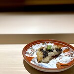 くるますし - オゴゼ、焼き。 これも１年前と同じ順番、同じ皿で出された料理。 １年前、これが悶絶するほど旨くて、今回の再訪のきっかけとなりました。 が、、１年後の同じ料理は、もう、別次元に昇華してました。 頭が壊れるくらいに旨すぎる。 自身の脂で皮目が揚がり、燻される。 皮目と身の間のコラーゲンが溶け出す。 熱で反り上がったブリっとした厚い身から旨味が弾ける。