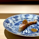 くるますし - キンメ焼き。 この料理もこの店開店時からのメニュー。 温度のグラデーションが肝です。 でも、今回のグラデーションは、激しかった。 皮目は、言葉通りに音を立て、旨味と生感が舌の上で反比例の曲線を描く。 焼き魚を食べながら、徐々に刺し身食べてるという脳の違和感。 これ、フランス料理ですか？