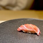くるますし - 中トロ。 僕の中では、これは大トロです。 東京の鮨通が大好きな大トロよりも脂控えめ。 ここまでなら僕も食べれます。 上品。 トロは液体です。