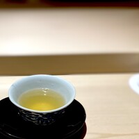 くるますし - オコゼの骨汁。 材料　オコゼの骨　水　調味料なし。 潮、塩、旨味はすべて骨から。 どうやったら、こんなもんが生まれるのやら・・ ついさっきまで泳ぎ回っていた姿が脳内に投影されるような命の味。