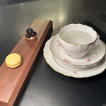 Alternative - 11.ハーブティー、
      ・パッションフルーツのマカロン
      ・ブルーベリーのタルトレット