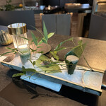 Alternative - ❶ 
      ・鮎ビスク、ジュンサイ、抹茶の泡、パッションフルーツ。
      ・桃のコンポートと鮎味噌
      ・鮎の葛餅、蓼酢