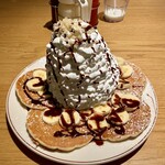 Eggs 'n Things - パンケーキ（バナナ、ホイップクリーム、マカダミアナッツ＋チョコレートソース）