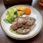 バルバルキッチンアメリ - ランチ：ネギ塩牛タン(¥1,380)おかず
      最初は牛タンが薄過ぎるように思ったが、玉葱を包んで食べるにはこの厚みでちょうどいいとわかった。やはりこの店のシェフは良い腕をしている。