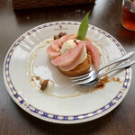 バルバルキッチンアメリ - 白桃タルト バニラアイスのせ(¥650)
      フロア係の奥さんの専門はスウィーツ。実に美味しい！
      欲を言えばバニラアイスは「のせ」ではなく「添え」の方がタルト自体の味がもっと楽しめると思う。