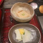 うなぎのなか尾 - せいろ蒸しには香の物と一緒に変わり豆腐の小鉢も添えられてましたよ。