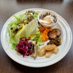 バルバルキッチンアメリ - いつものランチサラダ
      毎回少しずつ新しい物が加わっている。今日はピリ辛の瓜？が入っていた。この店のサラダはいつでも間違いなく美味しい！