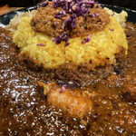 【2023年04月】カレーZ定食２種盛＠1,200円、下側はスパイシーチキンカレー。