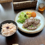 バルバルキッチンアメリ - ランチ：ネギ塩牛タン(¥1,380)
      牛タンのネギ塩焼きの下には大量の玉葱のソテー。牛タンと玉葱を一緒に食べるという斬新な食べ方。タンの旨味と玉葱の甘さが相まって実に美味！