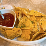 Yonchome Cafe - 【2023年04月】コーンチップ サルサソース添え＠500円(込)。