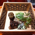 かねき - 八寸下段（蛸のやわらか煮、雷干しきゅうり、牛タンの塩気茹で、八幡巻、しろ菜の胡麻和え）