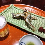 かねき - 稚鮎の塩焼き、小梅の甘露煮、一口ビール