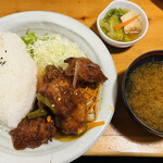 居食や 一本道 - 日替わりのとりたつたの甘酢あんランチ、税込600円。