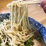 らーめん森や。 - 【夏限定】しそ塩トマトらーめん(はるゆたか中太麺)、麺リフトアップ