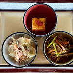 百名伽藍 - 三点盛り：玉子のカステラ・鮭とキャベツの味噌和え・牛蒡のきんぴら