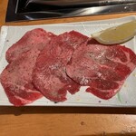 焼肉ホルモントリコ - タン 858円