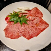 焼肉 喰心 - 黒タンのタン元　極薄切り　焼きしゃぶ