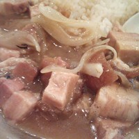 廣東飯店 - 豚肉の量ハンパなし！それも皮付！