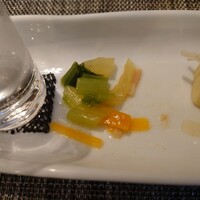 西洋厨房ciel - ○洋風の小松菜和え（食べてる途中）
                    クミンと塩味で洋風に纏めてある美味しい味わい。
                    塩がシッカリ目についてる。