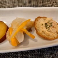 西洋厨房ciel - ○さつまいものレモン煮
                      蒸してあるさつまいもに甘味がプラスしてある感じ
                      レモンの酸味もあって思ったよりも面白い
                      
                      ○鯛のエスカベッシュ
                      揚げてある鯛に
                      サッパリ酢による酸味で小気味よく美味しい