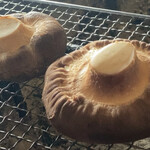 ろばたやき山ろく - プレミアム生椎茸(焼き始め)