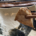 ろばたやき山ろく - 山ろくタレ焼き(持ち上げ写真)