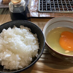 ろばたやき山ろく - ご飯と生卵