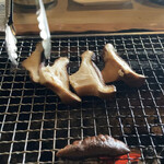 ろばたやき山ろく - 焼き途中のプレミアム生椎茸